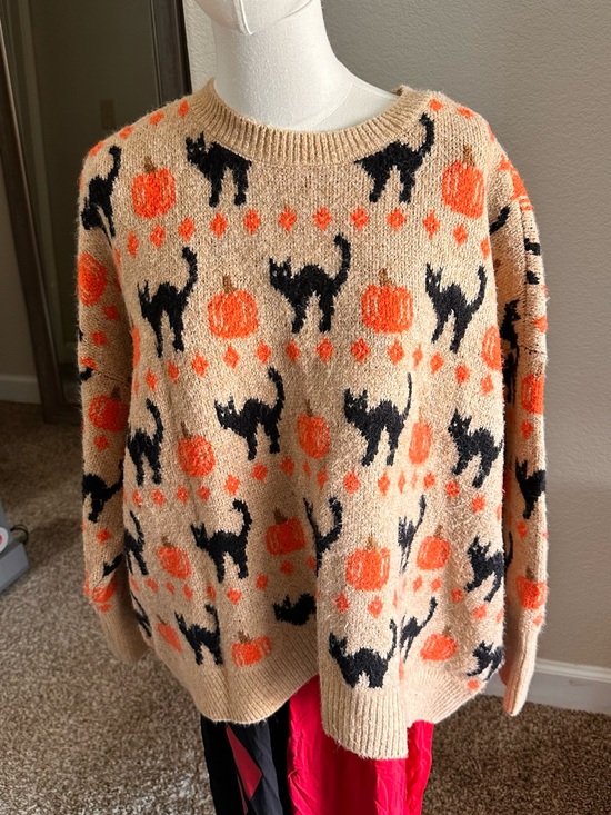 Vince Camuto Sweaters - Vince Camuto Beige Crewneck Sweater with Black Cats & Orange Pumpkins